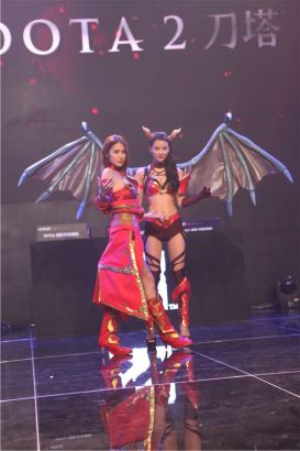 受采访时回 受采访时回